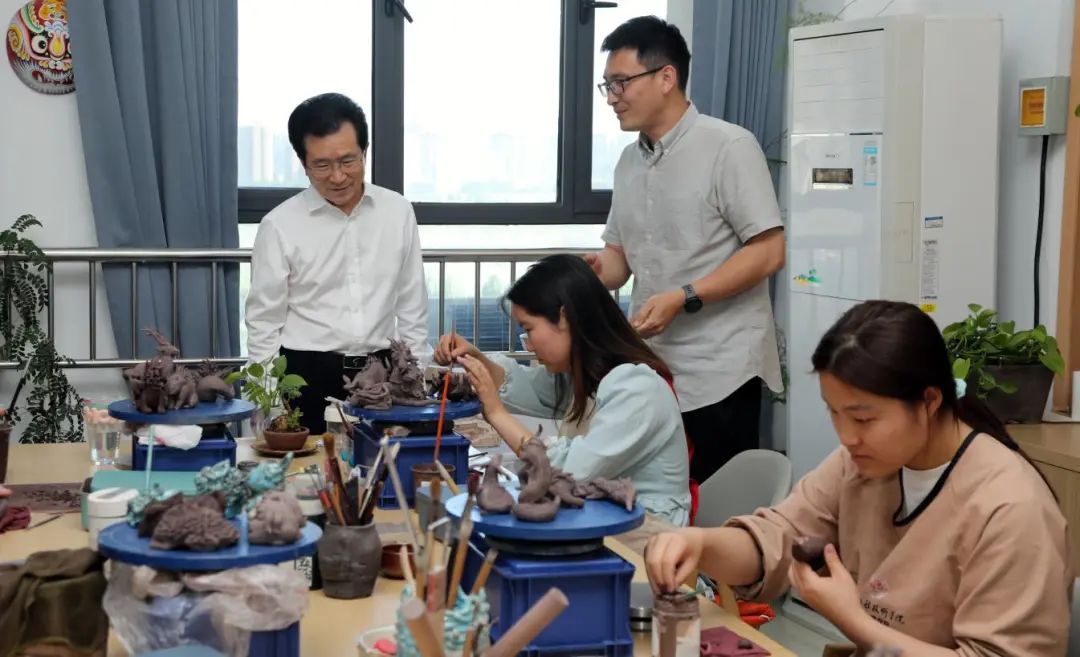 图为河南省副省长孙运锋调研残疾大学生就业培训工作